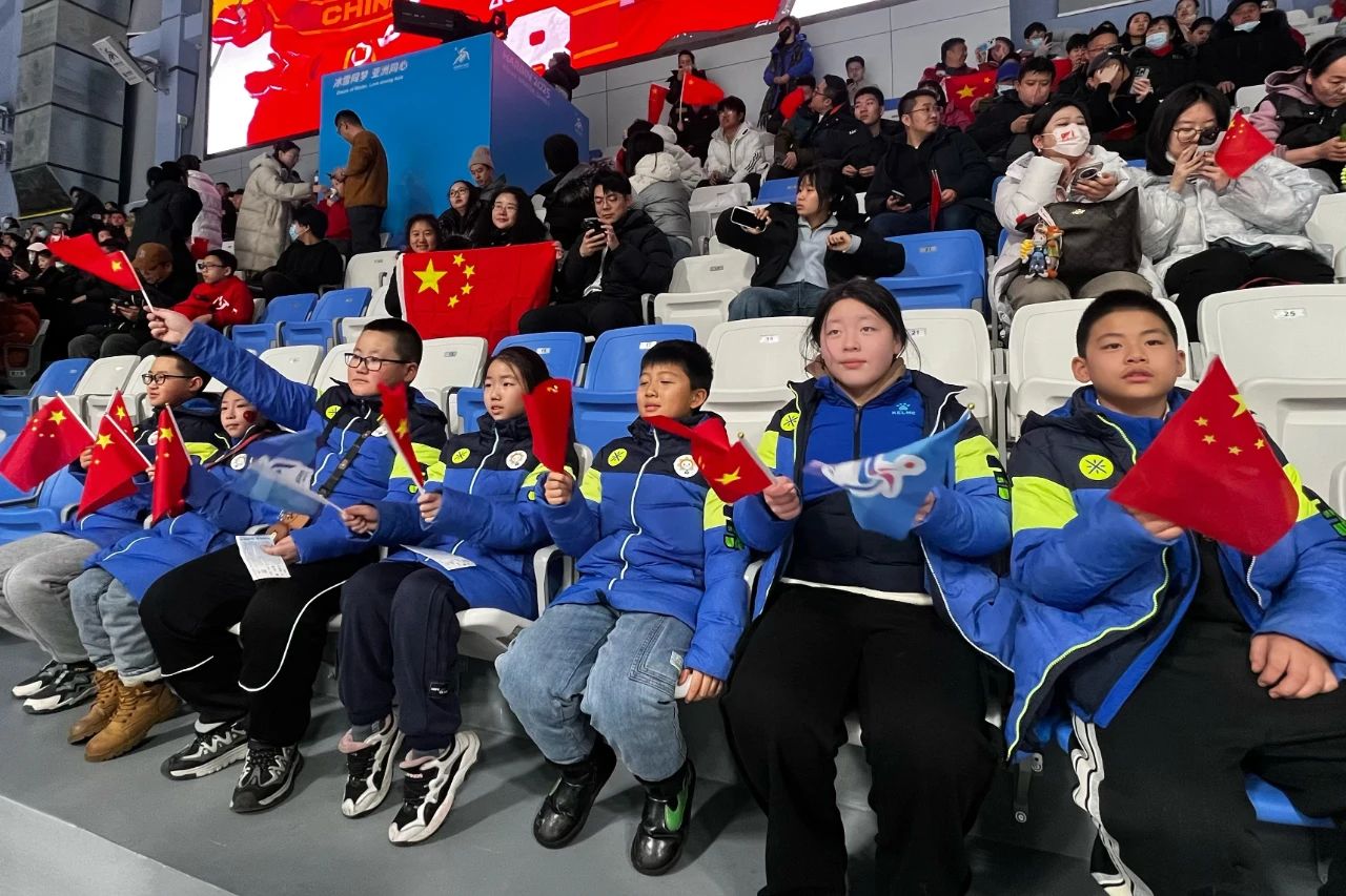 旋乐吧spin8公益圆梦希望学子观看亚冬会冰球赛事